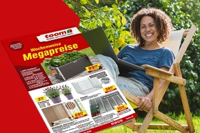 Lächelnde Person mit Laptop im Garten, davor ein Prospekt mit Wochenangeboten.